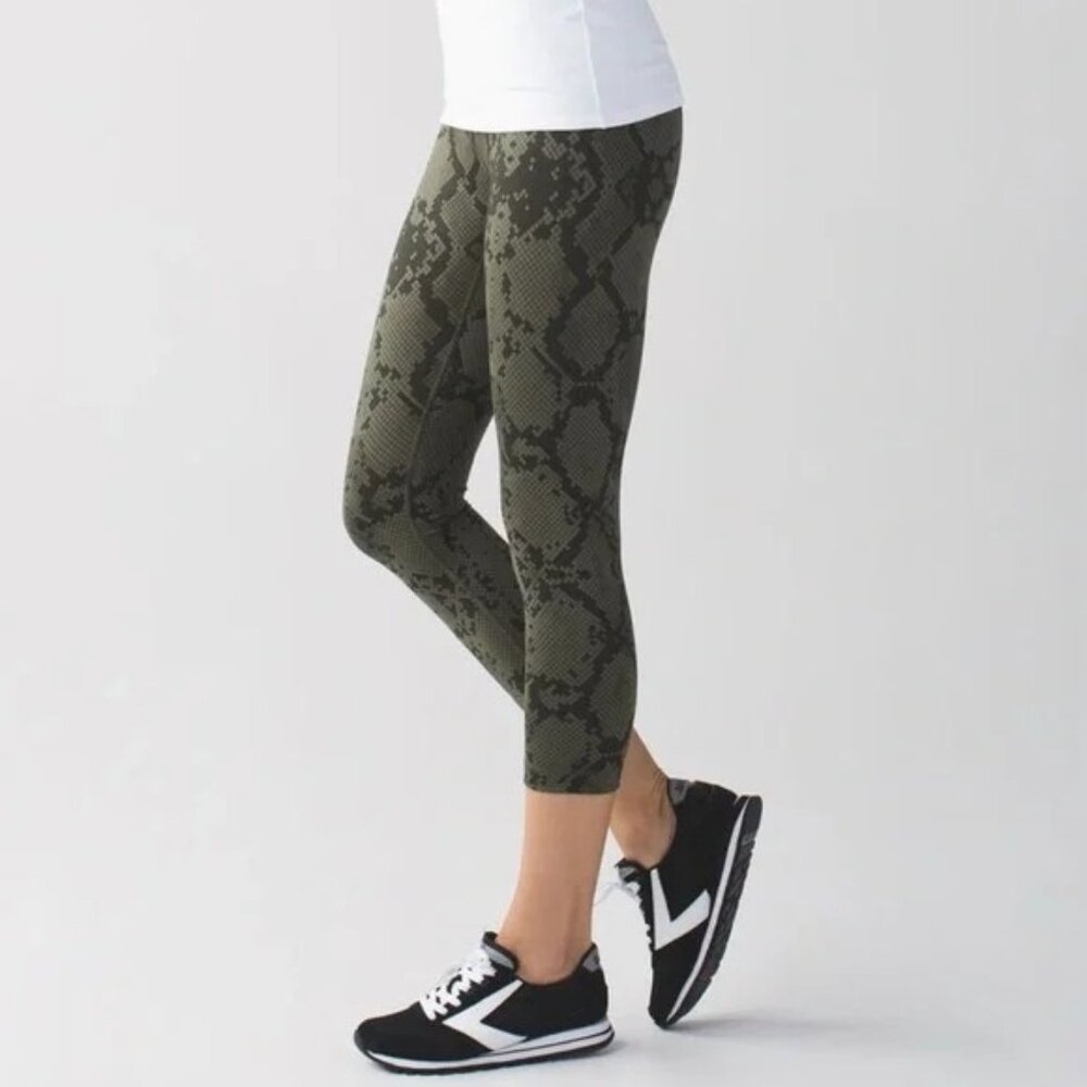 Lululemon Wunder Under Crop III Ziggy Snake Fatigue Green Gator - Sz 8